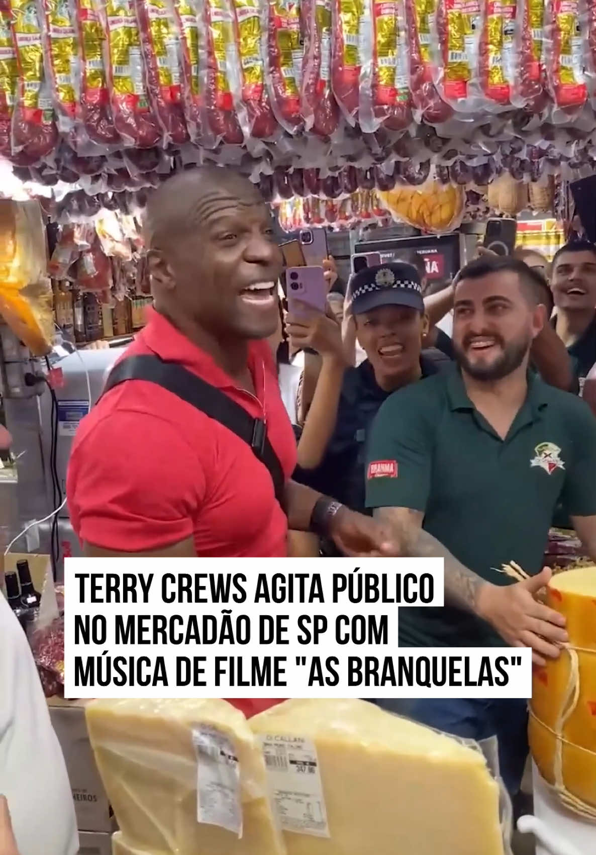 Durante mais uma passagem pelo Brasil, o ator #TerryCrews visitou o Mercadão de #SãoPaulo, nessa terça-feira (20/5). O ator norte-americano surpreendeu o público ao dançar e cantar A Thousand Miles, música de Vanessa Carlton, eternizada no filme As Branquelas. Com bom humor, ele agitou os fãs paulistanos. Não foi a primeira vez que Terry Crews esteve no famoso Mercadão de São Paulo. Em maio de 2024, o norte-americano já havia ido ao local e experimentado o tradicional sanduíche de mortadela. Desta vez, ele aproveitou para saborear pastel, queijos e frutas. Na última quinta-feira (15/5), Terry esteve no Allianz Parque para assistir ao jogo do Palmeiras pela Copa Libertadores. Na ocasião, o ator estava acompanhado da esposa, Rebecca Crews. #TikTokNotícias  🎥 Reprodução