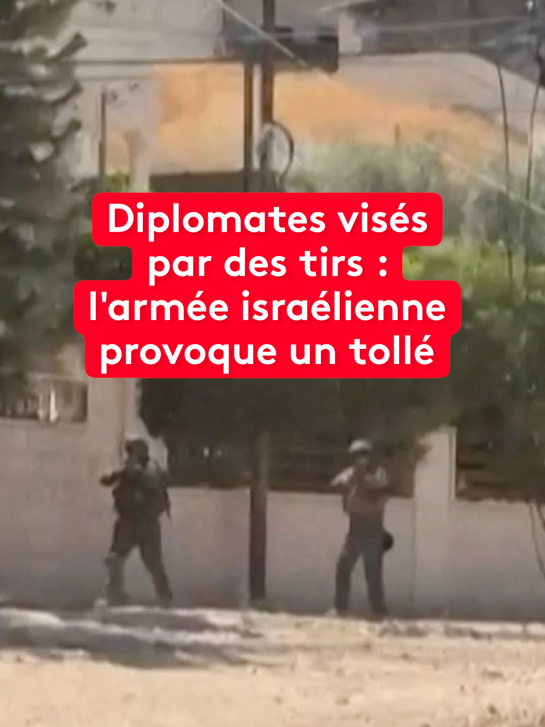 Des images incroyables de diplomates français, européens et d'autres pays mis en joue par des soldats israéliens. C'était en début d'après-midi, à Jénine en Cisjordanie. Une délégation visitait un camp de réfugiés quand soudain des tirs ont retenti semant la panique. Cet incident a suscité un tollé en Europe. Paris convoque l'ambassadeur d'Israël. #jt20h #sinformersurtiktok #israel #cisjordanie #ambassadeurs