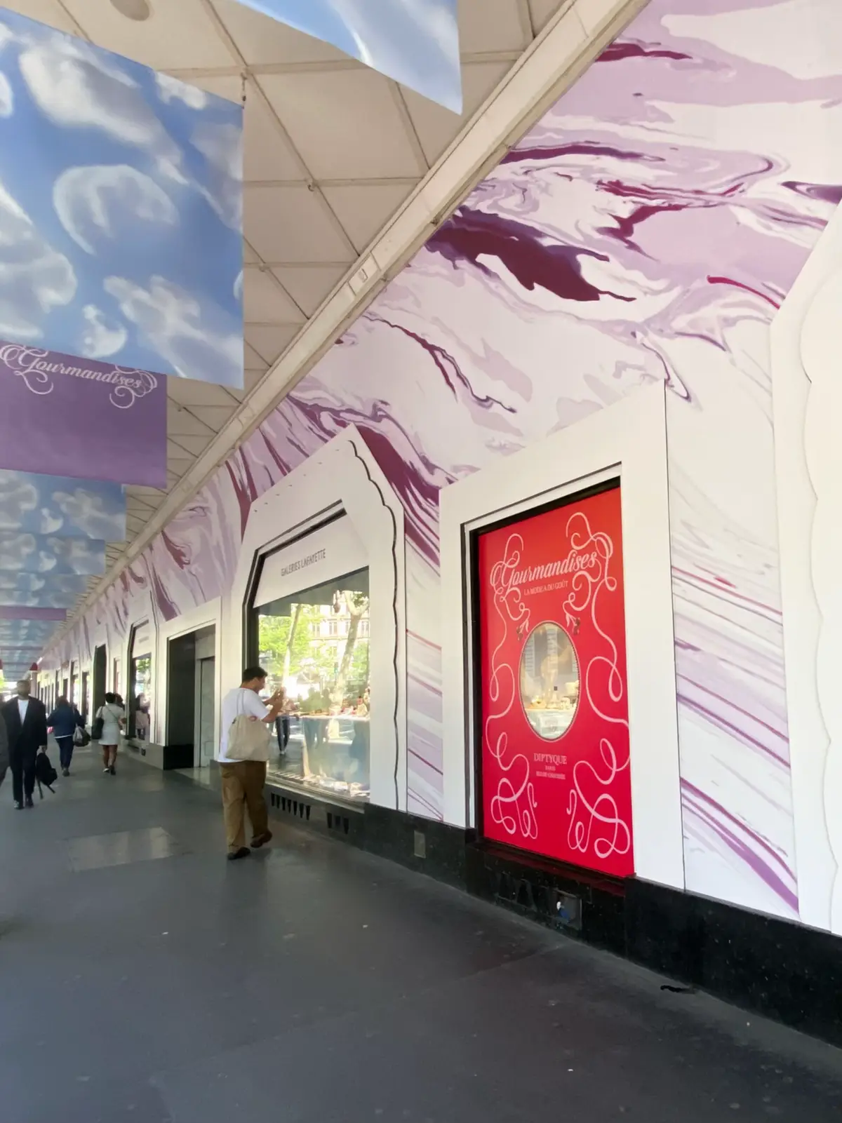 Aperçu du projet graphique des vitrines des Galeries Lafayette  #graphicdesign #brandingdesign #logodesign #visualidentity #typographydesign  #artdirection #designinspiration 