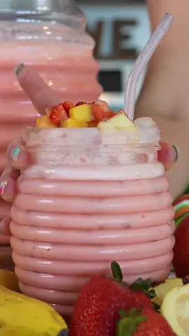 Everyone’s Favorite Creamy AGUA FRESCA DE FRUTAS creamy like a smoothie refreshing like a agua fresca!  Ingredients: makes about 1 gallon 2 cups cantaloupe 1 banana 8 strawberries 1 apple 1 medium size mango 1 guayaba 1 cup peaches in 100%juice NOT SYRUP 1 can evaporated milk 1 can condensed milk 1 tsp Mexican vanilla blend 1 tsp creamy strawberry concentrate  3 cups milk or substitute for more water 4 cups water Finely Freshly chopped fruit I substitute the peaches in juice for fresh ones and I skip on banana to prevent from browning  1 serving of love 💕  #aguadefrutas #creamyaguacresca #aguafresca #aguafrescadefrutas #recetasfaciles 