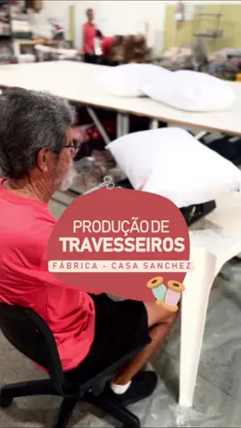 Da produção ao produto final: conheça o processo de fabricação dos nossos travesseiros! ✔️ Corte preciso das fibras e tecidos ✔️ Enchimento com material de alta qualidade ✔️ Acabamento com costura reforçada ✔️ Controle de qualidade ✔️ Embalagem e preparo para envio Cada detalhe é pensado para garantir conforto, durabilidade e excelência para os nossos clientes e revendedores. #revendaibitinga #ProduçãoTêxtil #CasaSanchez #TravesseiroDeQualidade #ProcessoDeFabricação