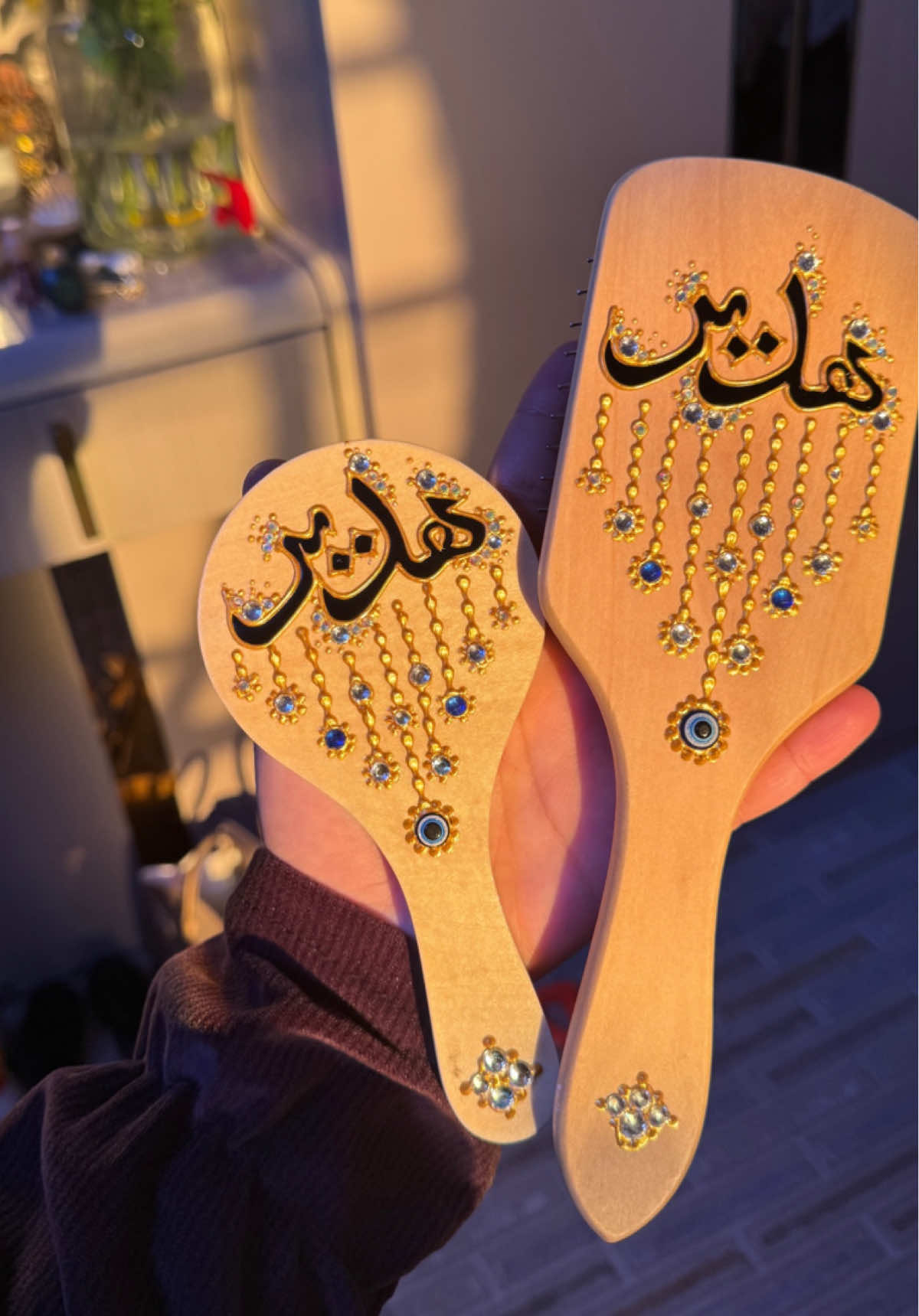 بكج كامل. متكون من ( كوب + فرشة شعر طبيه. + مرايةة). الاسم ولون حسب الطلب. 🥹💗 الرجاءً. قراءة. جميع  الًتفاصيًل. •  الاسعار والاُستفسار  عِ الخاصِ •👩🏻‍💻 الاًلوانِ والكتاِبه. متروحٰ لاً بغسلً. ولا بحراره •🤍🪬 كلً. قطعِه يتمً صنعهاً الك.  خصيًيصا. وحسب الطلب،•  متوفًر. توصيِل جميع محافظات. العراقً. • الحجزٍ. قبلً. 2_3 يومً. 🤍 الشغُل يكون. حسبً. طلبكمً. •   ممنوع. إلغاء. الطلب. بعد. التثبيت.  #اكسبلور #الرسامة_المحترفة🎨 #جايه_من_الاكسبلور_لايك_فولو #رسامين #فناجين_قهوة #لايك #اكسبل #اكسبلورexplore #الرسامة_المحترفة🎨 #مااي_خلق_احط_هاشتاقات🧢 #شعب_الصيني_ماله_حل😂😂 #هاشتاك #امسي_ميقو #رسماتي_فن_رسم_رسمات_رسامين_فنون_ابدااع #fypシ゚ #اكسبلور #explore #هاشتاق #شعب_الصيني_ماله_حل😂😂 #شعبي #عراقيه #مباخر_بالاسم #مباخر #اكواب #هدايا_تخرج 
