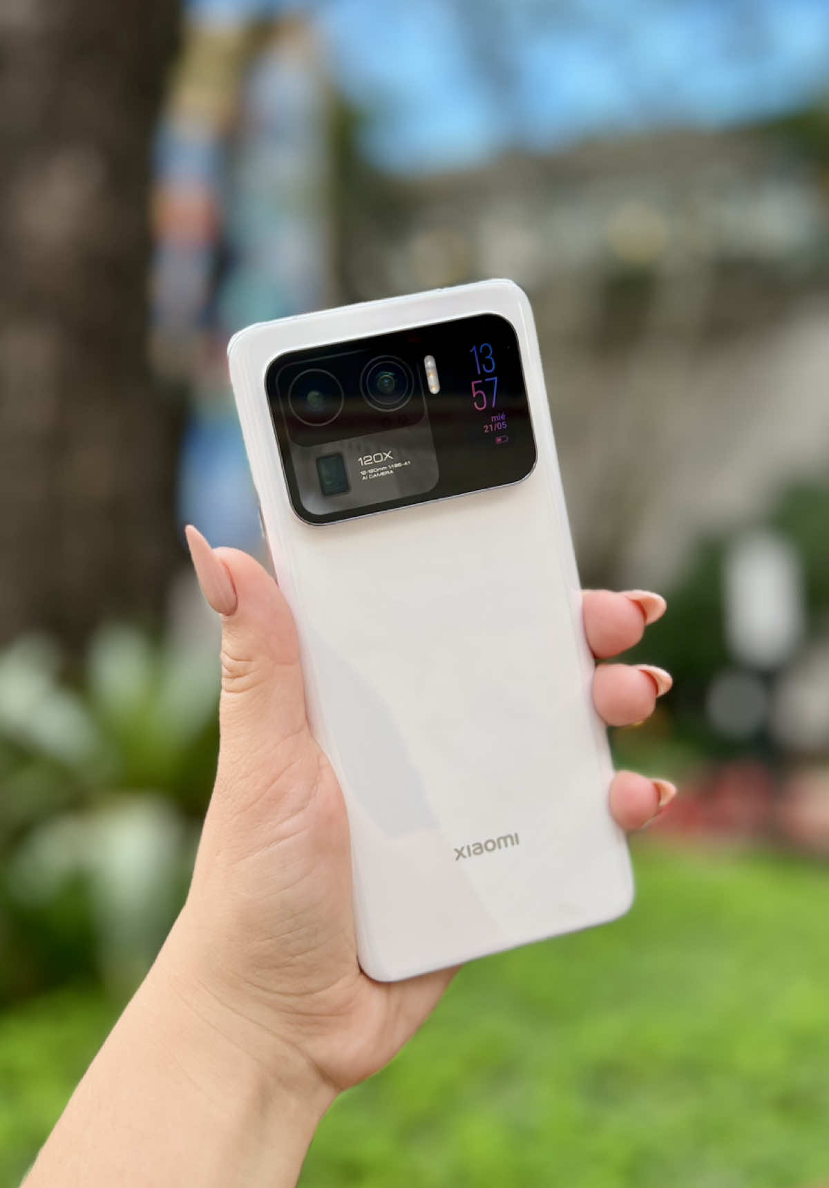 Xiaomi Mi 11 Ultra: el verdadero tope de gama 🚀 Una bestia en potencia, diseño y cámaras. Pantalla AMOLED QHD+ de 6.81” con 120Hz, sonido stereo Harman Kardon y procesador Snapdragon 888 que lo hace volar. Cámaras que impresionan: 50MP principal + 48MP periscópica + 48MP ultrawide, con pantalla trasera para selfies épicas con la cámara principal. Además, cámara frontal de 20MP. Cuenta con una pantalla AMOLED secundaria en la parte trasera, de 1.1 pulgadas, que permite al usuario visualizar la hora, el nivel de batería, notificaciones, realizar llamadas y tomar selfies utilizando las cámaras traseras. 🤯 Con hasta 8GB RAM, 256GB almacenamiento, batería de 5000 mAh, carga rápida ⚡, inalámbrica y reversible, lector de huellas en pantalla y resistencia al agua. Un verdadero monstruo premium. 😮‍💨 #xiaomimi11ultra #fotografia #snapdragon888 #xiaomi #technology 