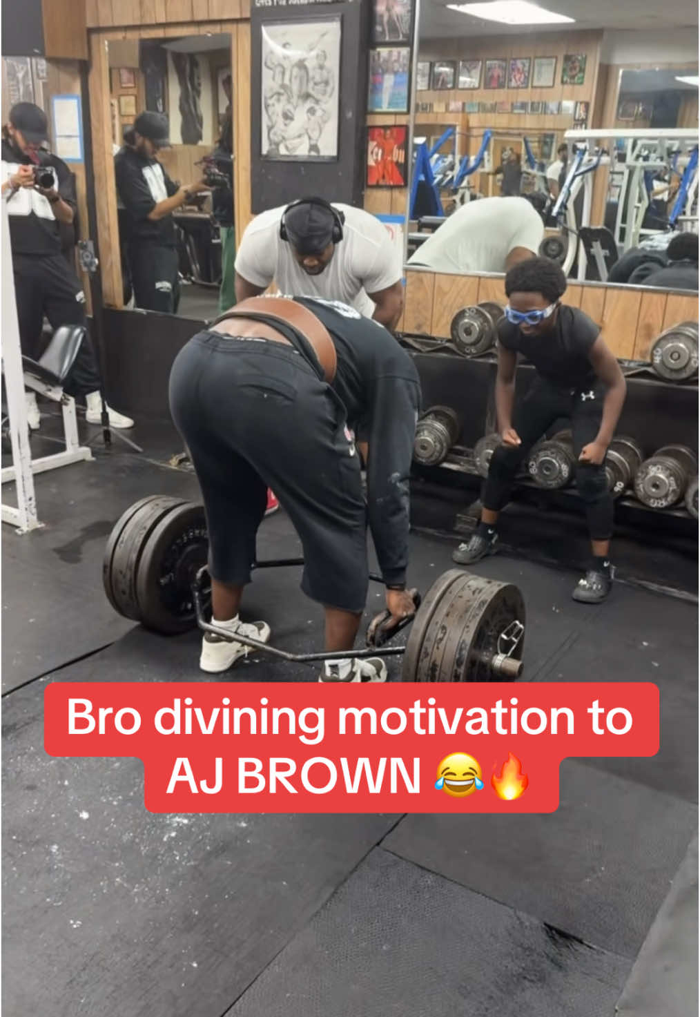 Bro is a great coach 🔥🔥🔥 (Via @Haqqymuu ) #gym #nfl #workout #ajbrown #GymTok #eagles #philadelphiaeagles 