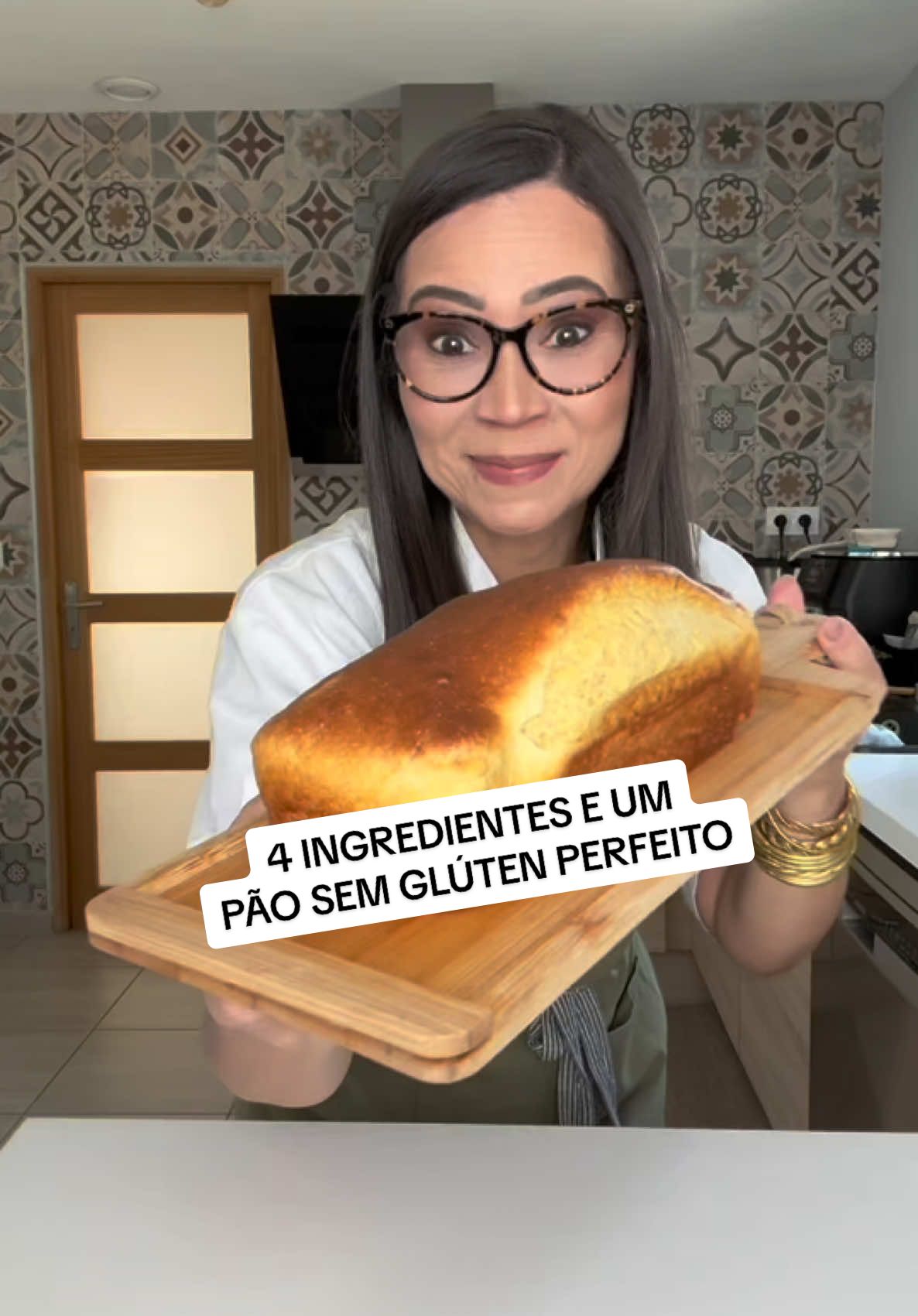 Pão de forma sem glúten com só 4 ingredientes – FOFO, delicioso e super fácil! Não tem desculpa pra não testar hoje mesmo! Ingredientes: 	•	4 ovos 	•	8 colheres de sopa de leite em pó desnatado 	•	8 colheres de sopa de farinha de aveia sem glúten 	•	1 colher de sopa de fermento em pó Modo de preparo: É só misturar tudo e levar ao forno pré-aquecido a 180°C até ficar douradinho por fora e bem assado por dentro (faço o teste do palito). O passo a passo completo tá no vídeo — assiste até o final e me conta o que achou! Gostou? Então faz o seguinte: 	1.	Salva pra fazer depois 	2.	Compartilha com quem AMA pão sem glúten 	3.	Comenta “EU QUERO” se quer mais receitas assim! #pãosemgluten #receitasemgluten #pãosemfarinha #glutenfreebread #receitafit #vidasaudavel #pãosaudável #pãocaseiro #comidasaudavel #cozinhafacil #receitasfit #receitassaudaveis #semgluten #pãosemtrigo #receitafacil #semglutenesemlactose #glutenfree #glutenfreelife   #glutenfreefood