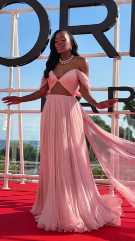 Our ambassador @Ajanaomi_king is showing us how to pose at #cannes2025 💫 #lorealparis 