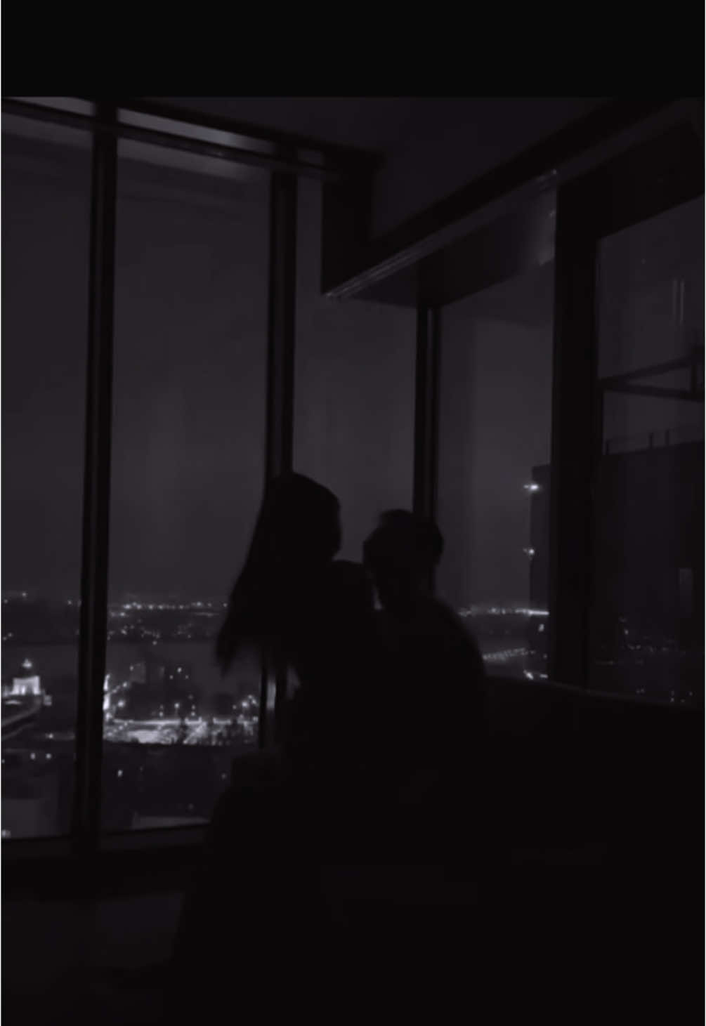 „some moments don’t need words – just presence“ #aestheticlove #loveinshadows #romanticvibes #softmoments #latevibes #moodyedit #foryou #foryoupage #viralvideo #cinematiclove 
