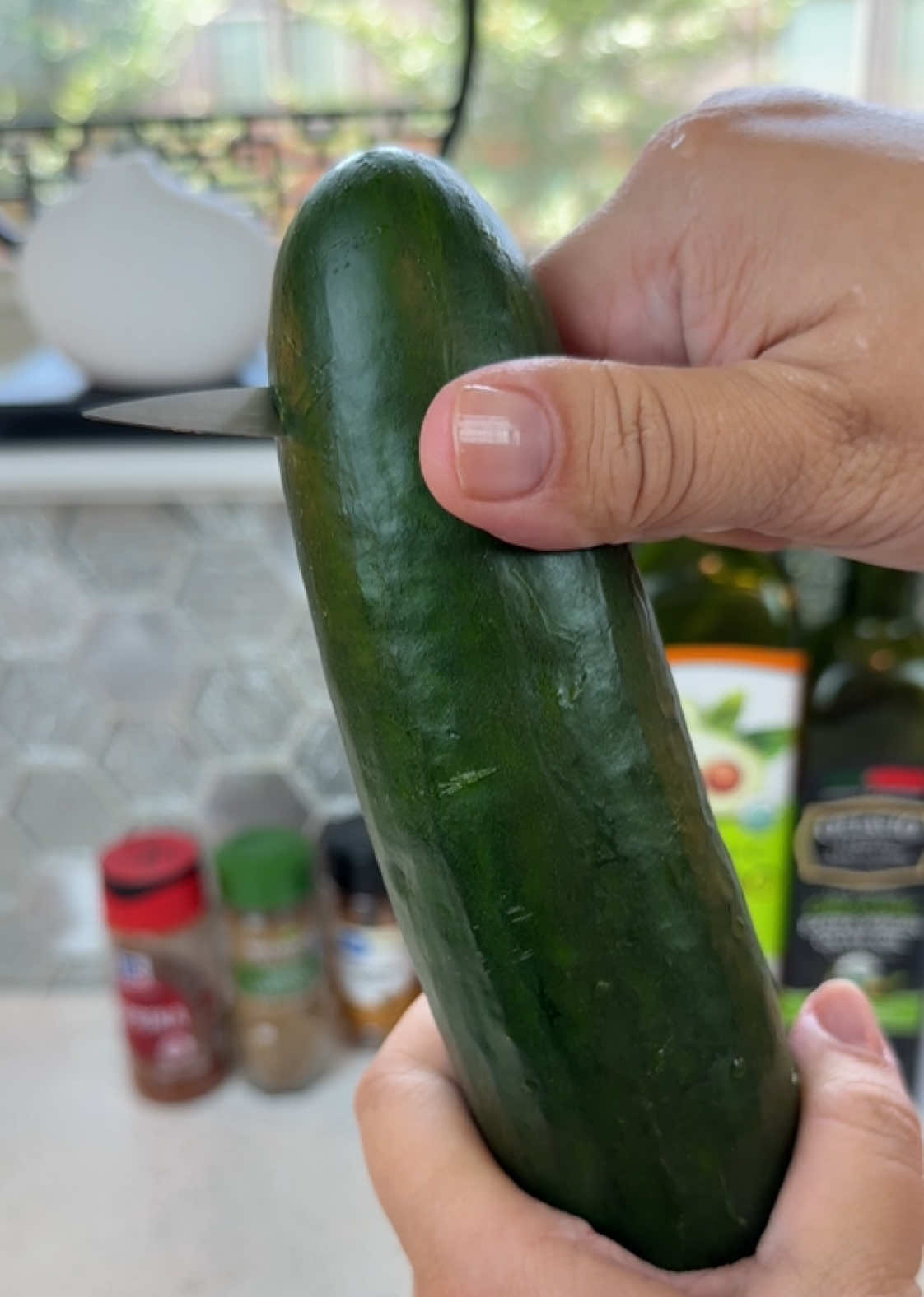 Here’s how to peel and cut cucumber for salat - super easy!  #asmrvideo #asmr #chefstyle #asmrpeeling #cutwithme 