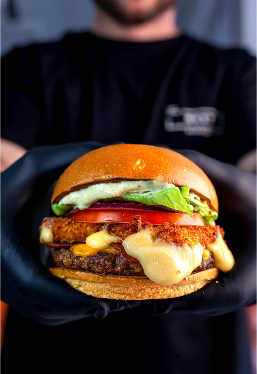 Nunca mais fique sem vender seus lanches usando essa inspiração de video pra sua Hamburgueria! Se liga nessa ideia de vídeo de hambúrguer pra mostrar tudo que seu cardápio tem de melhor e ainda estourar de venda só com a vontade que bate na galera vendo. Salva esse vídeo pra não esquecer e, se quiser um conteúdo cabuloso do seu produto, comenta “quero” ou me chama no insta — a consultoria é por nossa conta. ⸻ Hashtags certeiras pro TikTok: #videodecomida #foodtokbrasil #hamburguerartesanal #marketinggastronomico #comidacriativa #foodvideography #tiktokbrasil #criacaodeconteudo