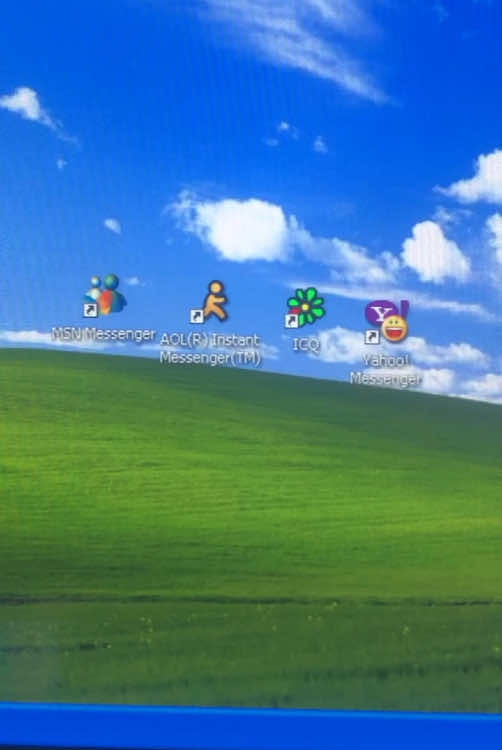 The Messengers of the 2000’s 💬 #2000s #00s #msnmessenger #aolinstantmessenger #icq #yahoomessenger #windowsxp #millenialnostalgia #y2k #crtmonitor #early2000s #msn #aol #yahoo 
