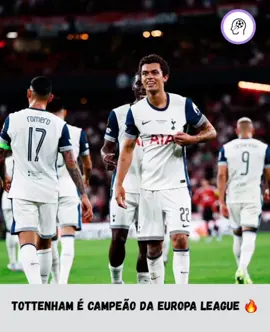 Tottenham é campeão da Europa League 🔥 Em Bilbao, o Tottenham vence o Manchester United por 1 a 0 no San Mamés e conquista o título da Europa League.  Com gol de Brennan Johnson no final do 1° tempo para conquistar o título para o time de Londres. Esse gol que saiu na única finalização do Tottenham na partida.  Com esse título, o Tottenham quebra o jejum de 17 anos sem conquistar um título. O último título conquistado tinha sido em 2008, quando bateu o rival Chelsea por 2 a 1 na final da Carabao Cup.  Após o apito final, o Tottenham voltar a conquistar 42 anos depois a Europa League, assim consagrando o bi campeonato. O primeiro título foi em 1972 ao vencer o Wolves na primeira edição da Europa League.  Esse título continental simboliza uma emoção grande aos torcedores do Spurs, ainda mais pela espera de 17 anos para ver a conquista de uma competição.  Essa vitória na final da Europa League ficou marcada também pelo primeiro título do coreano Son, um dos ídolos e jogadores mais amados da torcida do Spurs. O título coroa após uma temporada frustante do Tottenham na Premier League e conquista a vaga para a próxima Champions. Já para o United, esse vice foi frustante para os torcedores e o time. A equipe de Manchester não conseguise encontrar na temporada, apesar da boa temporada na Europa League, a temporada ao todo ficou marcado por ser uma das piores campanhas do time na Premier League.  #mentalidadedofut #futebol #brasil #europaleague #europaleague2025 #finaleuropaleague #tottenham #spurs #manchesterunited #manutd #football #Soccer #futbol #footballengland #england #inglaterra #brazil #edit #fyp #explore #reels #tiktok 
