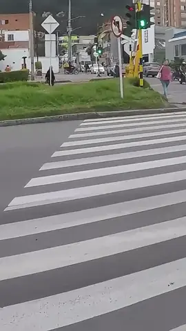 ¿En dónde hay cruces peatonales dificiles? #ribourbano #movilidad #bogota #transitobogota #normasdetransito #vias #carreteras #accidentes #peatones #peatonesprimero #peatonesimprudentes