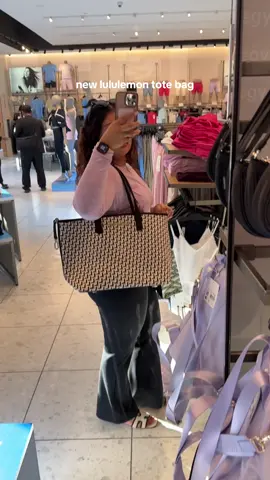 new release from @lululemon - a 2 in 1 convertible tote bag that can be converted into a bucket bag. seems like an essential for the summer and for travel! #fyp #lululemon #newrelease #trending #totebag #shoppingfinds #shopping