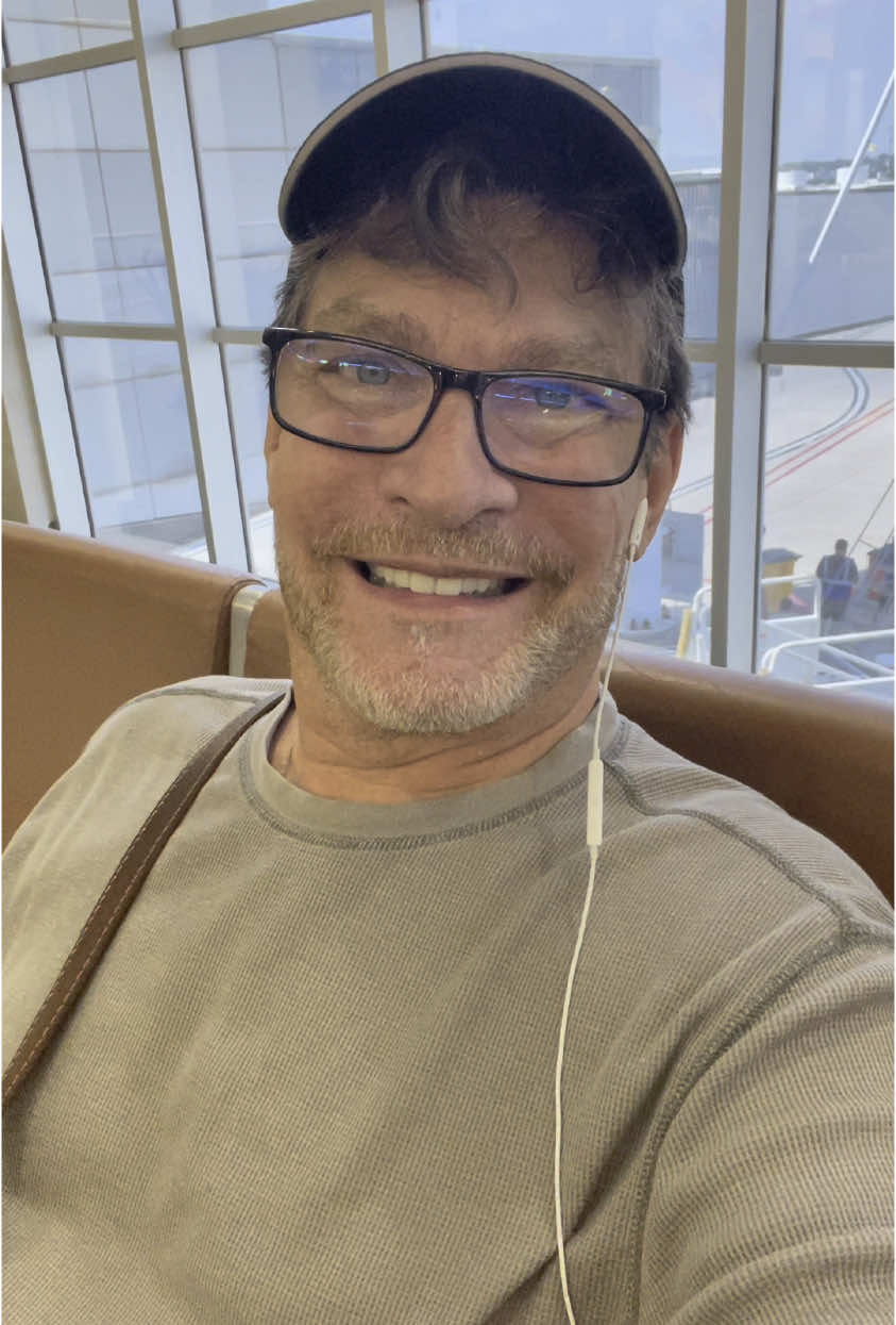 Estoy regresando a México a participar en un par de proyectos @Azteca tv y ver la posibilidad de otros más adelante. Muy agradecido. #sebastianligarde #mexico #peru #tvazteca #actores #feliz 