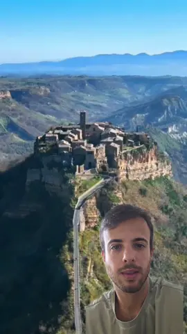 O charme, história e cultura de Roma a gente já conhece, mas já ouviu falar desses destinos tão incríveis quanto a poucas horinhas da capital italiana? 🇮🇹 🏛️ #dicasdeviagem #roma #italia #civitadibagnoregio #florença #pompeia #costaamalfitana #toscana #traveltiktok #traveltok