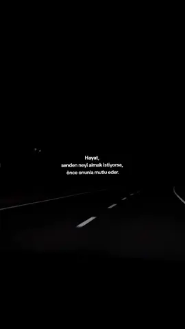 Çünkü insanoğlu en çok alıştığı şeyle sınanır. Kalbinin en çok bağlandığı yerden vurulursun bazen. Ama işte tam da bu noktada başlar gerçek olgunluk. Her düşüş, daha güçlü bir kalkışın habercisidir. Her kaybediş, yeni bir kazancın kapısını aralar. Zor zamanlar seni tüketmek için değil, seni sen yapmak için vardır. Unutma, en güzel çiçekler en sert rüzgârda boy verir. Vazgeçme... Belki de yarın, bugün uğruna gözyaşı döktüğün her şeyin sebebini sana gösterecek.