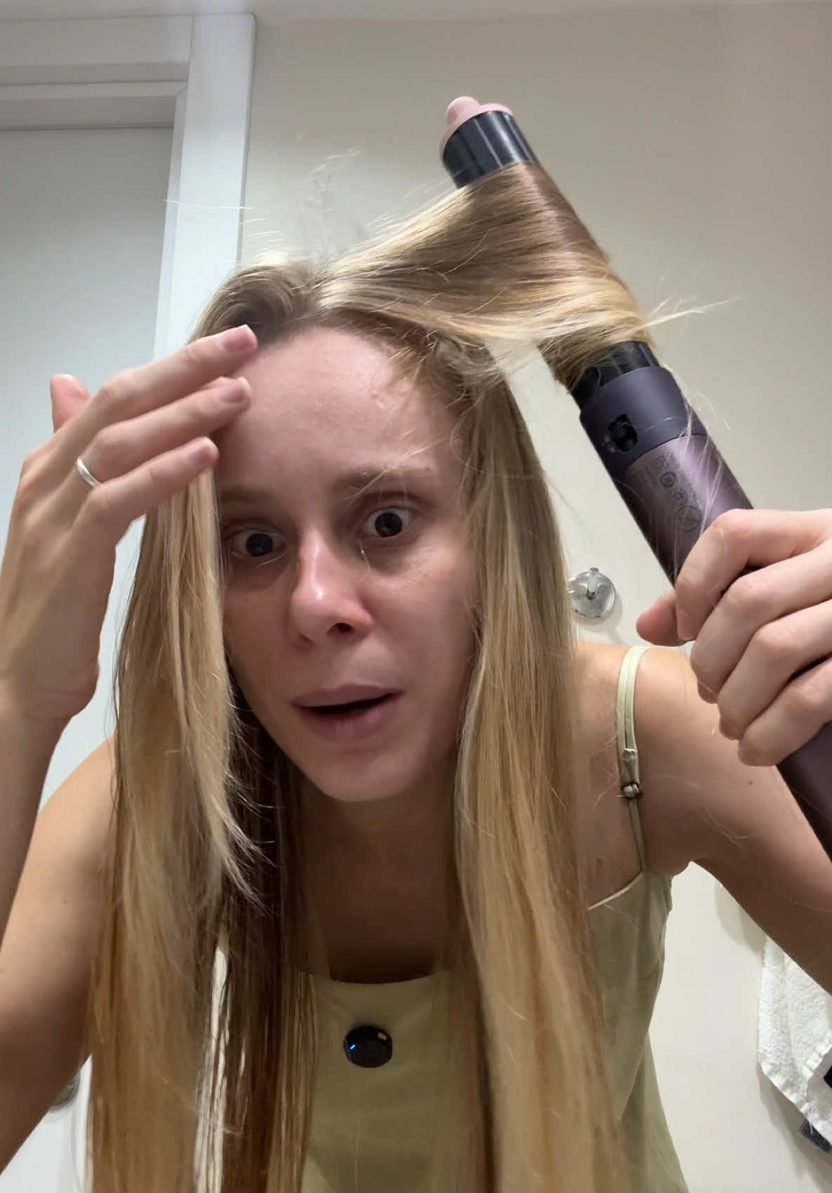 Testei o @Dyson pela primeira vez e achei muito bom e vocês???? • Gravei bem orgânico o conteúdo, porque foi o dia que testei mesmo, espero que gostem do video! Ela pagou 650 dólares no py, acharam que vale tudo isso? Obri @Wellidha Amado por emprestar haha #dyson #hairstyles #hair #dysonairwrap 