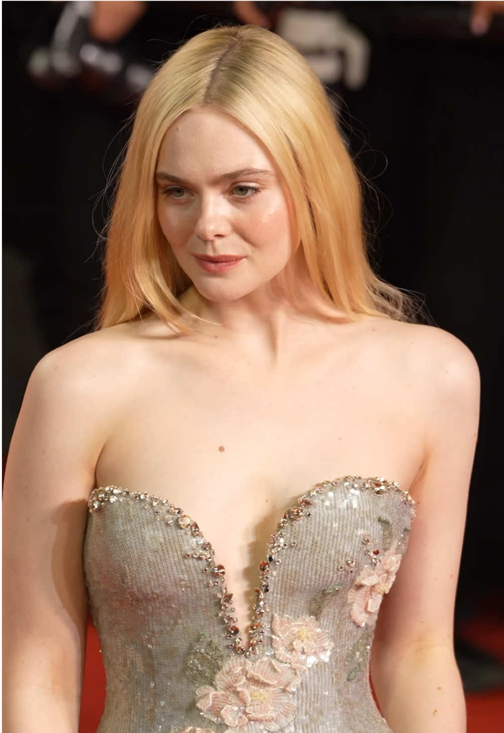 #ElleFanning arrives at the #Cannes premiere of “Sentimental Value.” #indiewire 