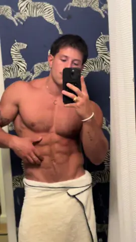 lazy post-shower video #fyp #foryoupage❤️❤️ #abs 