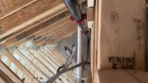 #insulationworker #sprayfoam #opencellfoam #usa🇺🇸 #contruction #viralvideo #newhampshire #satisfying 