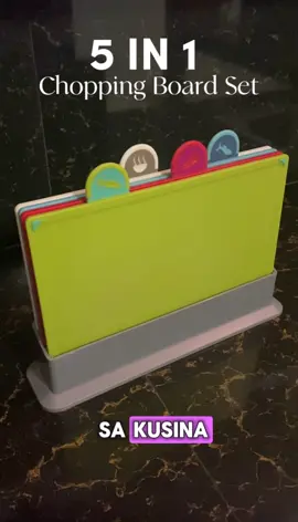 Ang dali maghiwa at maghanda ng pagkain gamit ang 5-in-1 chopping board set na ’to! May kanya-kanyang board para sa karne, gulay, isda, at prutas. Hindi madulas, matibay, at may lalagyan pa. Swak sa kusina! #kitchen #choppingboard #KitchenHacks   
