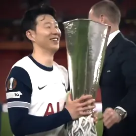 finally captain son win first cup 😍😭#europaleague #spurs #son 