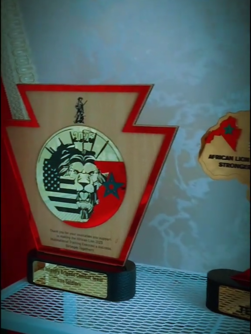 درع شكر وتقدير من تقديم فريق القتال اللواء الثاني مشاة – جنود الحديد (2nd Infantry Brigade Combat Team - Iron Soldiers) في إطار التمرين العسكري الإفريقي  African Lion 2025 وتكريما للتعاون والشراكة العسكرية بين المغرب والولايات المتحدة! Stronger Together!! #الأسد_الإفريقي #StrongerTogether #IronSoldiers #الجيش_المغربي #القوات_الأمريكية #شراكة_استراتيجية #تمرين_الأسد_الإفريقي