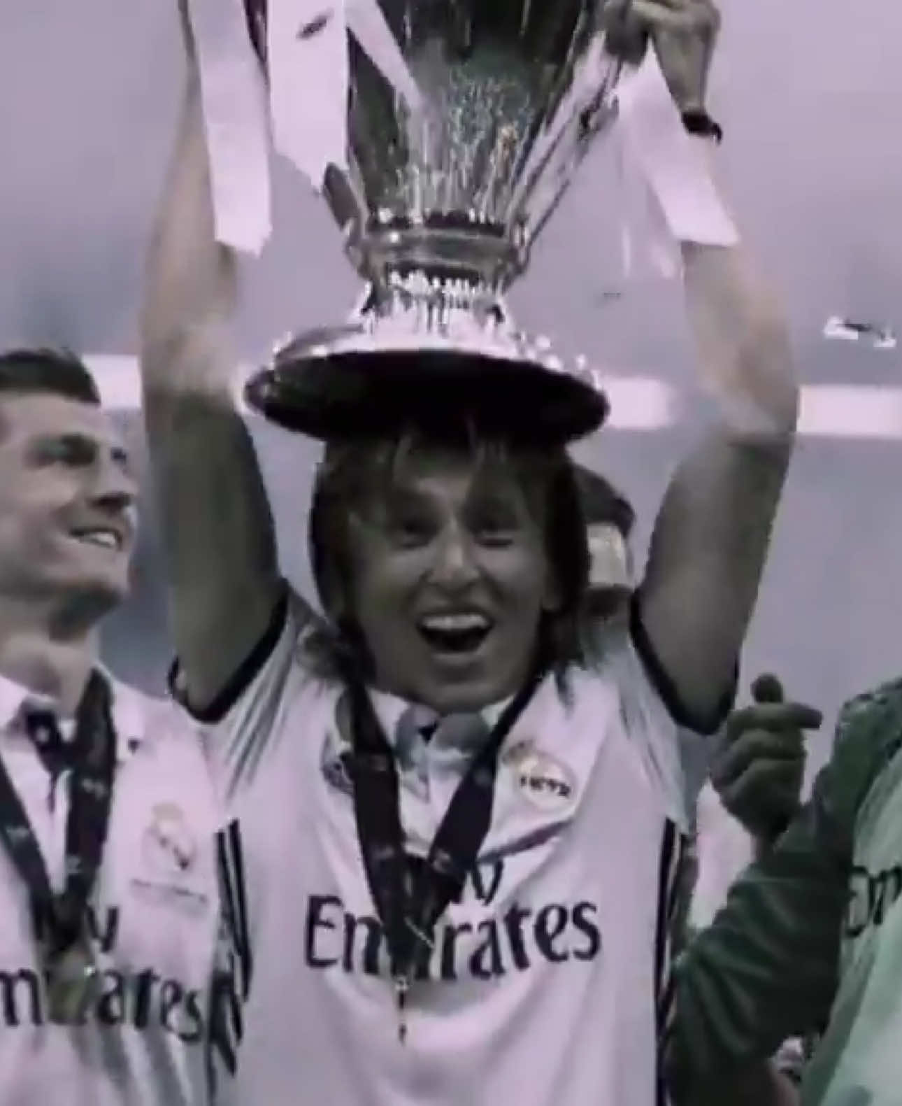 ‏🚨 لوكا مودريتش لم يتلقى أي عرض تجديد من ريال مدريد حتى الآن ، وداعه قد يكون يوم السبت !! مستعدين ؟ 💔#مودريتش #هلا_مدريد #ريال_مدريد 