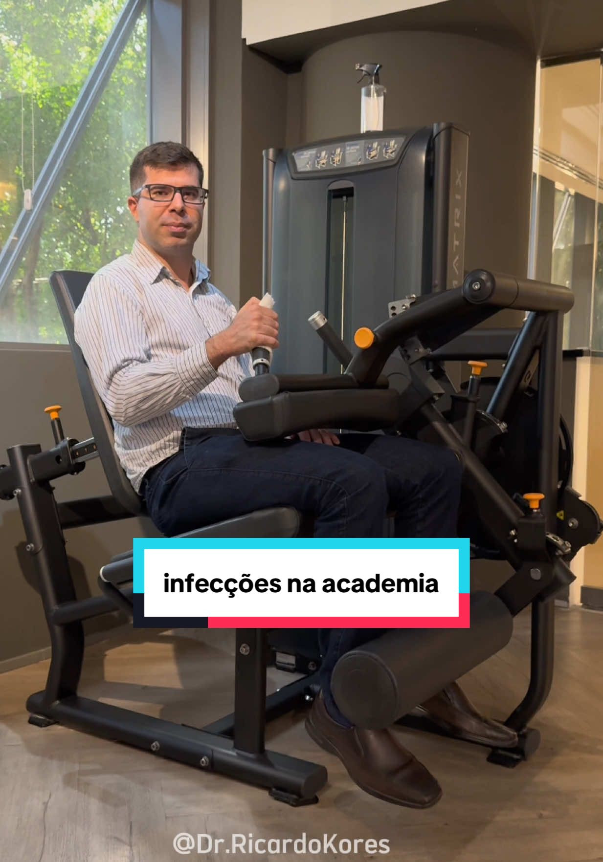 🦠 Principais infecções em academias + como evitar 1. MICOSES (pé de atleta, frieiras, pano branco) 👇🏼Como evitar: – Use chinelo no vestiário e chuveiro – Seque bem os pés e dobras do corpo – Evite sentar em bancos molhados – Use roupas leves e que não fiquem úmidas por muito tempo 2. VERRUGAS VIRAIS (HPV cutâneo) 👇🏼Como evitar: – Use toalha própria e não compartilhe objetos pessoais – Higienize colchonetes e equipamentos antes do uso – Use chinelo em ambientes úmidos 3. IMPETIGO e FOLICULITE (infecções de pele causadas por bactérias) 👇🏼Como evitar: – Lave as mãos antes e depois do treino – Limpe bem os aparelhos, puxadores e anilhas com álcool 70 – Evite treinar com feridas abertas ou pele machucada 4. HERPES SIMPLES  (boca, nariz, olhos, pele) 👇🏼Como evitar: – Evite levar as mãos sujas ao rosto – Não compartilhe toalhas, garrafas ou objetos de uso pessoal – Mantenha a imunidade em dia e evite contato com lesões ativas 5. CONJUNTIVITE VIRAL OU BACTERIANA  👇🏼Como evitar: – Evite coçar os olhos durante o treino – Lave as mãos com frequência – Não compartilhe toalhas de rosto ou itens de higiene 6. GASTROENTERITES  (sim, dá pra pegar no contato com superfícies sujas e levar a mão à boca) 👇🏼Como evitar: – Higienize as mãos antes de comer ou beber – Não encoste a boca diretamente no bebedouro – Leve sua garrafinha própria e mantenha bem fechada E O HPV? 👀 O HPV passa mesmo é no contato direto, de pele com pele. É bem difícil pegar esse vírus só por usar um aparelho da academia, sentar no banco do ônibus ou dividir uma toalha. Ao identificar qualquer sintoma, agende uma consulta médica. Ricardo Kores Médico Infectologista CRM MG 68924 l RQE 58891 #academia #maromba #vidafit #fypシ゚ #vaiprofy 