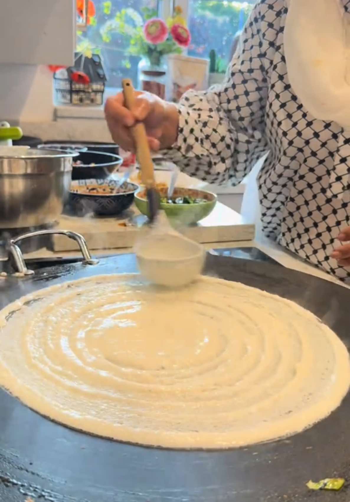 Insaan sab kuch seekh leeta hey bus mehnat karni zurori hey . I made perfect dosa today . #dosa #pulwashacooksofficial1 #fyp 