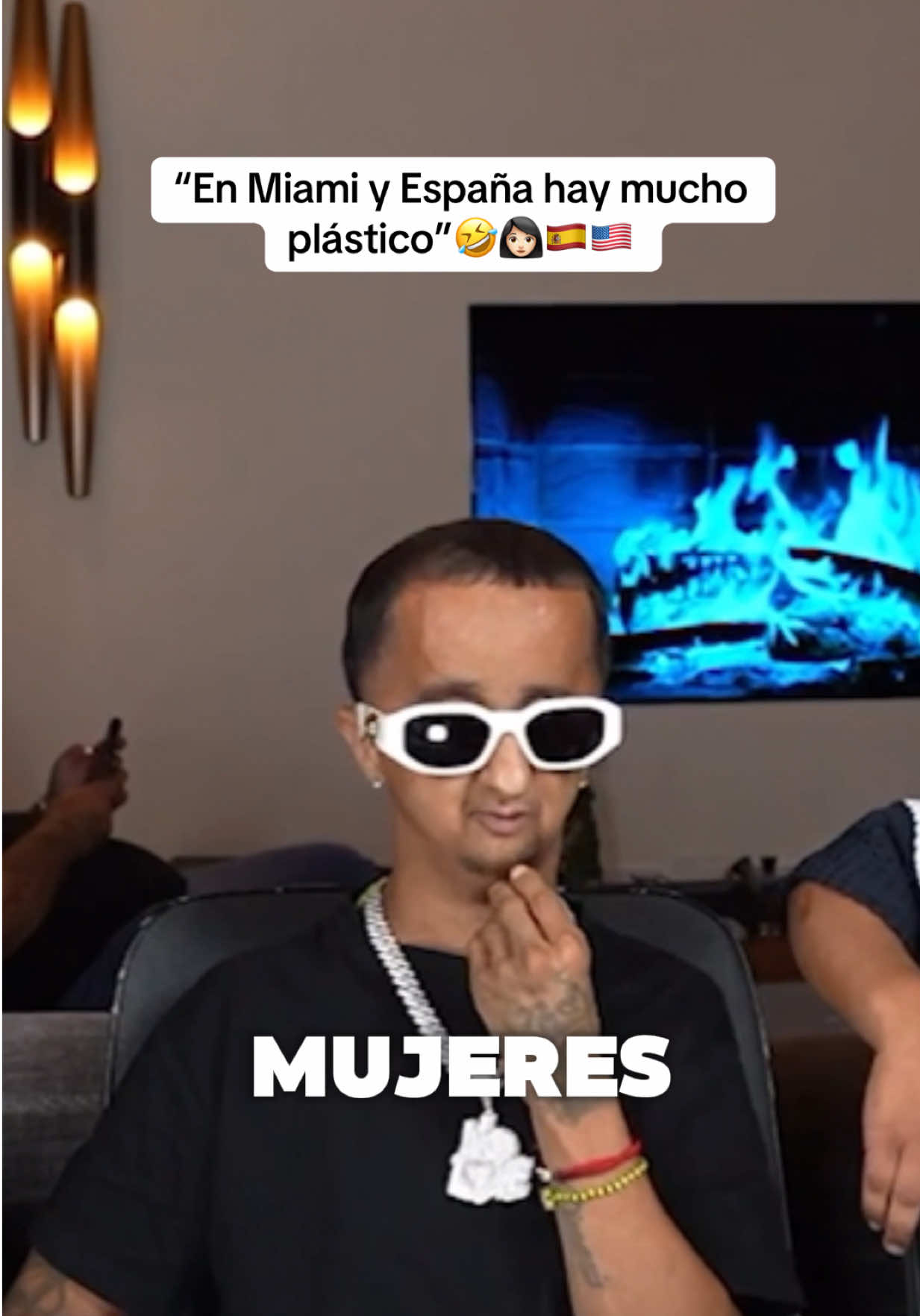 Baby Alíen y Manolito hablan de sus gustos 😎🤣#zonagemelos #miami #manolito #babyalien #humor 