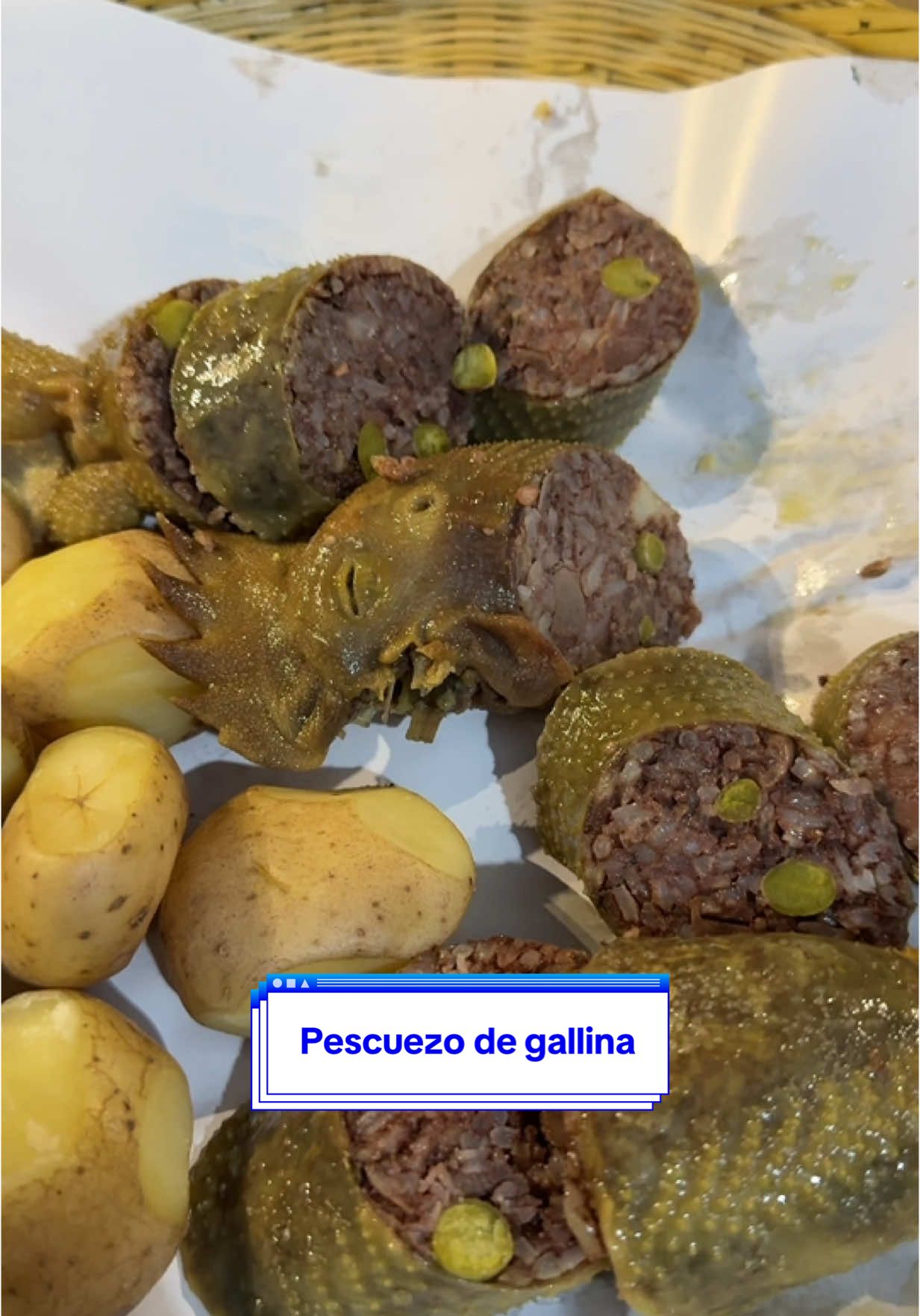 ¿Les gusta el pescuezo de gallina? 🐔  No es fácil encontrar, por eso cuando lo vemos corremos a probarlo. Este pescuezo fue una casualidad porque íbamos a comer nuestra gallina favorita y vimos que lo estaban ofreciendo, así que lo probamos y lo amamos. Ahora ya puede ir a Rogelio Gallina a comer la mejor gallina y ahora el pescuezo que está bien bueno, los encuentran al lado del éxito de la 170 🔥 #comidacriolla #gallina #viralllllll #pescuezo 