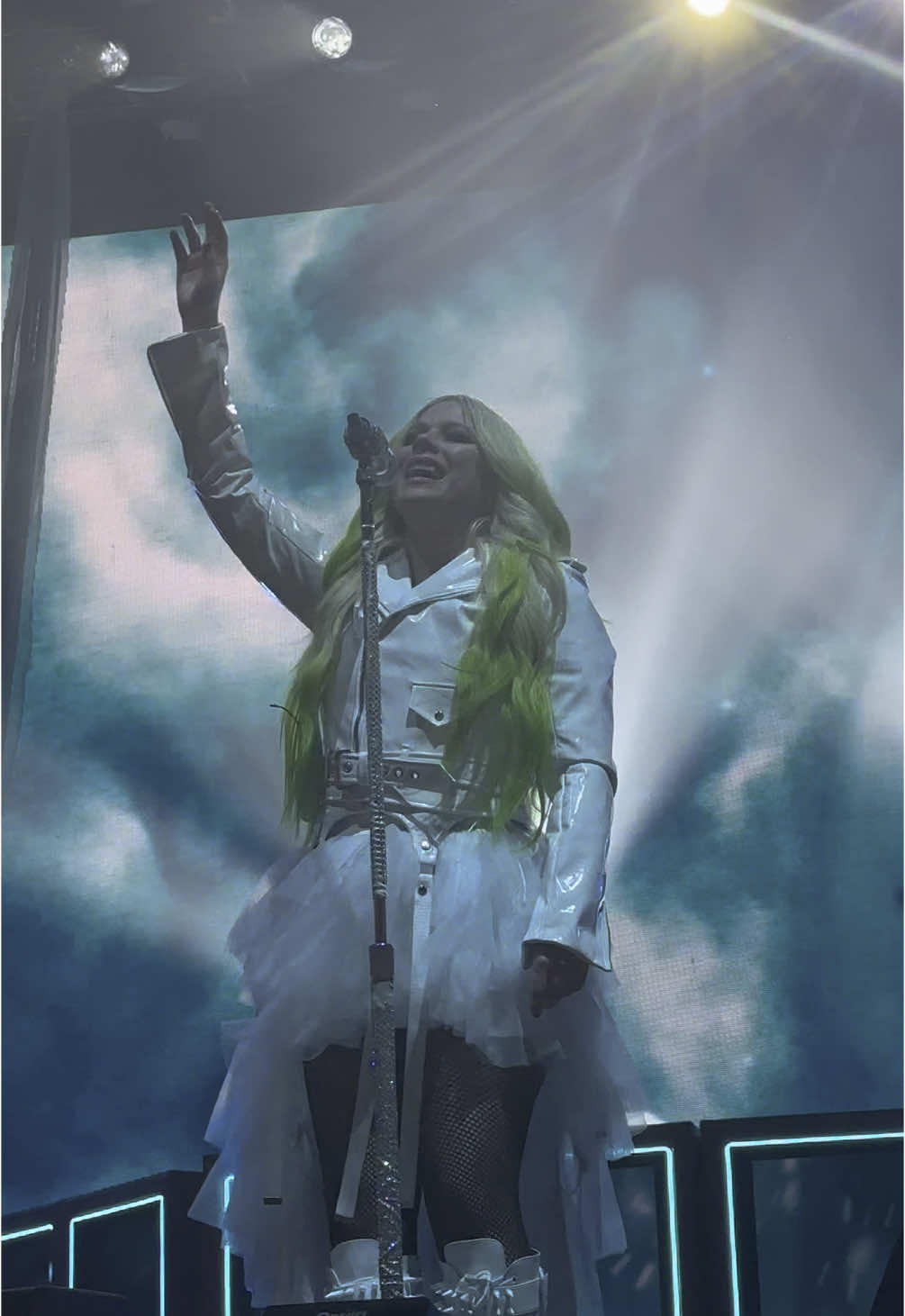 you all seem to appreciate the power ballads, so here’s “I’m with you” from night 2 in halifax 😇🪽#avrillavigne #livemusic #concerts #tourlife #imwithyou @Avril Lavigne 