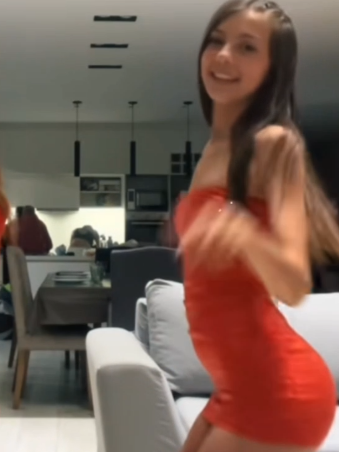 Agus y su hermana Camila L bailando y jugando juntas como buenas hermanas #lipsync #randomshoot #fingerdance #outfit #tiktokshop #musicaretro #ShopToker #SuperModel #