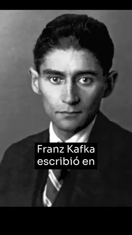 Kafka trabajaba en una aseguradora y escribía de madrugada, temblando de miedo y lucidez. Nunca se sintió libre, ni amado, ni suficiente. Por eso escribió como si necesitara salvarse: “Un libro debe ser el hacha que rompa el mar helado dentro de nosotros.” Si me callo el dato de mi blusa no me lo perdonaría porque me anima a diario y es de @bonita.aw   #escritor #escritores #libro #libros #book #books #booksbooksbooks #writer #kafka #franzkafka #literature #amantesdelasletras #artes 