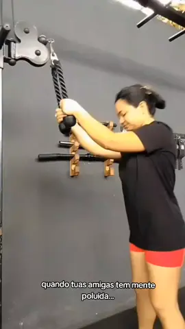 eu tentando ensinar minha amiga a fazer o exercício... quando tuas amigas tem mente poluída kkkkk tudo que se fala tem duplo sentido kkk#foryoupage #fouryou #fyp #meme #memeacademiafitness #duplosentido 