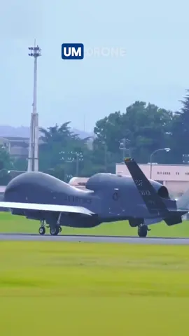 O RQ-4 Global Hawk é um dos drones mais poderosos do mundo – capaz de monitorar zonas inteiras por mais de 30 horas seguidas, a altitudes que aviões comerciais nem alcançam. Mas será que o custo bilionário compensa? Descubra agora! #militarzando  #aviation  #airforce  #military 