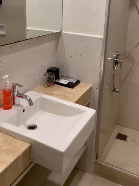 📍Maxone Hotel Palembang Tipe : superior room king bed  @promohotelbylina Note❗nomor wa hanya yg di bio hatihati pen*puan👌 #promohotelbylina #testihotel #promohotelpalembang #voucherhotelpalembang #tikethotelpalembang #diskonhotelpalembang #staycationhotelpalembang #hotelpalembang  #dekorbypromohotelbylina #bucketbunga #bucketmoney #reviewhotelpalembang #fypシ゚viral #fyppppppppppppppppppppppp #dekormurah  #dekorhotelpalembang #palembanghotelpromo #cakehotelpalembang