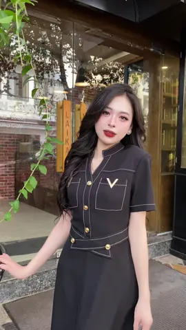 Váy thiết kế cổ V phối viền chỉ, 2 túi trước tạo điểm nhấn. Dáng A dài xẻ trước sang chảnh #vaythietkecaocap #vaythietke #vaydep #vaycongso 
