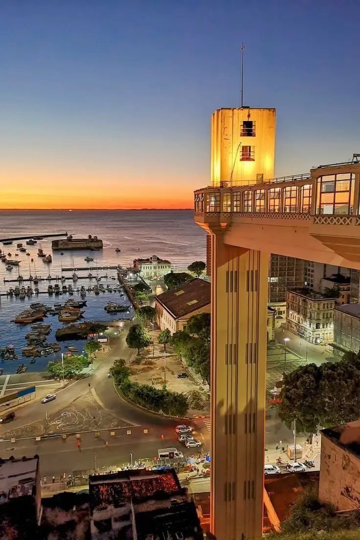 Salvador é a capital do estado da Bahia, localizada no Nordeste do Brasil. É uma das cidades mais antigas do país, fundada em 1549 pelos portugueses, e foi a primeira capital do Brasil colonial. Rica em história, cultura e diversidade, Salvador se destaca por sua forte herança africana, que está presente na música, culinária, religião e nas manifestações culturais. Cultura e Patrimônio🧫 	•	O Pelourinho é o centro histórico da cidade, tombado como Patrimônio Mundial pela UNESCO. Suas ruas de paralelepípedos e construções coloniais coloridas são símbolo da cidade. 	•	Salvador é berço de expressões culturais como o candomblé, a capoeira e o axé music. 	•	Durante o Carnaval, Salvador se transforma em uma festa gigante com trios elétricos e milhões de foliões. Religião e Sincretismo🙏🏼 	•	A cidade é conhecida pelo sincretismo religioso, onde tradições africanas se fundem com o catolicismo. 	•	A Igreja do Bonfim é um dos símbolos da fé católica, famosa pelas fitinhas coloridas amarradas nas grades. Culinária👨🏾‍🍳 	•	A culinária baiana é uma das mais ricas e saborosas do Brasil, com destaque para pratos como acarajé, moqueca, vatapá e caruru. Ela traz forte influência africana nos ingredientes e temperos, como o azeite de dendê. Belezas Naturais🌊 	•	Salvador tem um litoral extenso, com mais de 50 km de praias. Algumas das mais famosas são a Praia do Farol da Barra, Itapuã e Stella Maris. 	•	O pôr do sol no Elevador Lacerda ou na Baía de Todos-os-Santos é uma das paisagens mais bonitas do Brasil. Importância Histórica📖 	•	Como primeira capital do Brasil, Salvador foi um centro administrativo, religioso e econômico no período colonial. 	•	Foi também um dos principais portos de entrada de africanos escravizados, o que moldou profundamente sua cultura. #salvador #brasil #fyp #foryoupage 