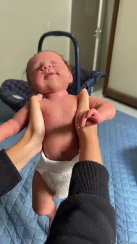 👀 Cuidado! Isso não é um bebê de verdade... ou será que é? 👶🍼 Elas enganam até de perto: têm pele com textura real, cabelinhos implantados à mão, dobrinhas nas perninhas e até cheirinho de neném! 💖✨ São as bebês reborn, as bonecas hiper-realistas que estão conquistando crianças, adultos e a internet inteira! Tem gente que dá nome, leva pra passear no carrinho, troca fralda e até grava vídeo como se fosse mãe de primeira viagem! 😂🎥 👉 Se você também ficou encantado(a), corre lá no site da Xapeca e escolhe a sua reborn mais peerfeita! 📦 Enviamos pra todo o Brasil com muito carinho! 🔗 Link do site tá na bio! #BebêReborn #BonecaReborn #RebornRealista #BrinquedosReais #Xapeca #BonecasIncríveis #RebornLovers #BrinquedoQueEncanta #RebornBaby #ColeçãoReborn #BonecaDeVerdade #BrinquedoPerfeito #BrincarÉViver #XapecaLoja #PresenteCriativo 