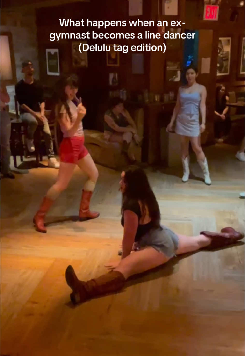 Sometimes, the splits ARE the tag 🤸🏻‍♀️🪩🕺🏻 #linedancing #linedancer #linedance #dance #manhattan #fyp #delululinedance #delulu #newyorkcity #gymnast #splits 