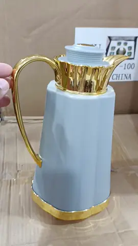 #garrafatérmica #café #mesaposta #cantinhodocafé #caféárabe #decoraçãodeinteriores #luxo #estiloárabe #detalhesdourados #cozinhachique Sofisticação Oriental à Mesa Garrafa Térmica de Café – Detalhes Dourados Estilo Árabe