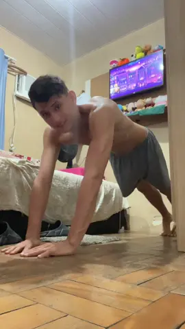 A véia do braço quase estourando kkk  . . . #trendingvideo #trendingvideo #fyp #biscoito #fyyyyyyyyyyyyyyyy #videoviral #flexao 