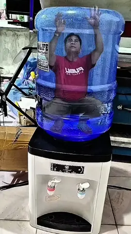 #highlights # Man inside water dispenser  #tiktokviewers🥺😥🙏 #tiktokfollowers😘thanku 