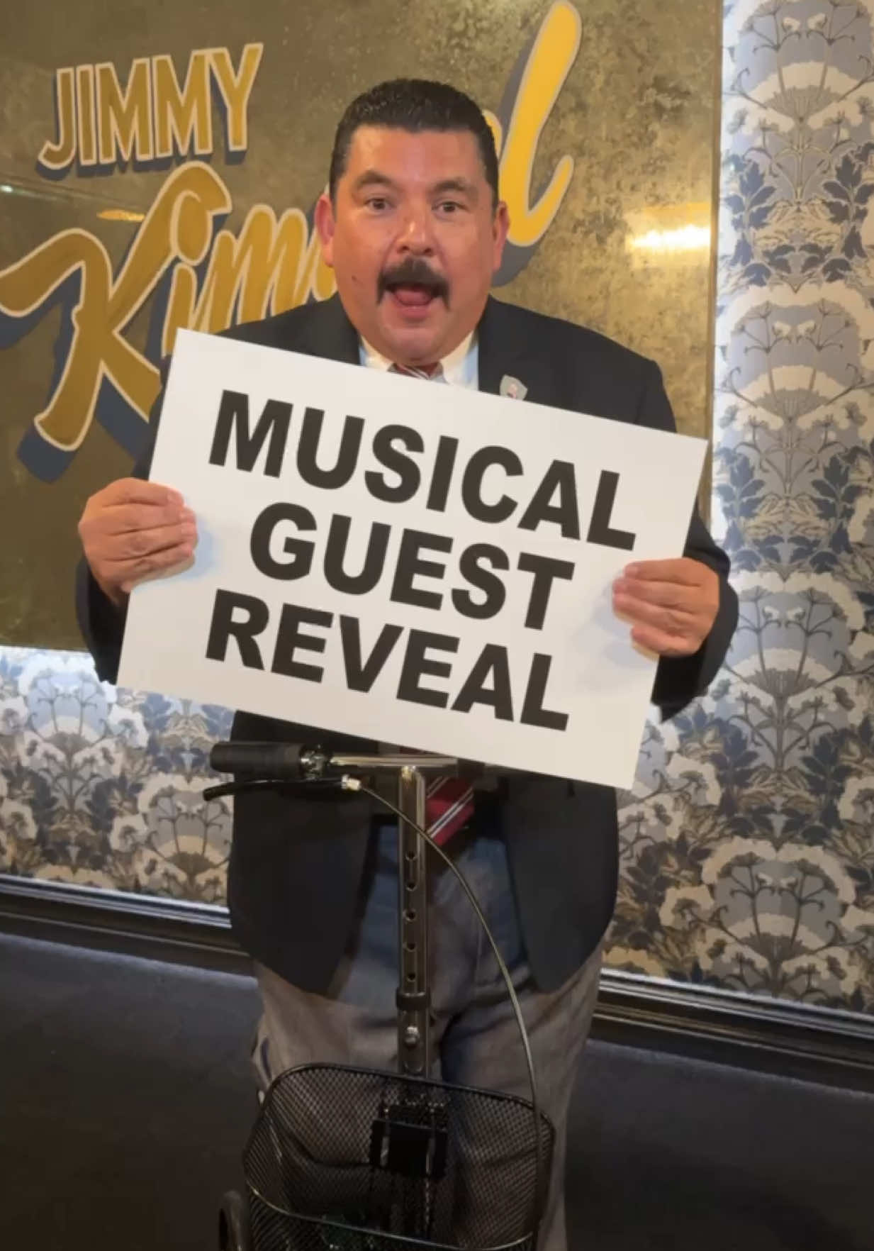 Can you guess who our musical guest is tonight!? 🇮🇸💙🕒