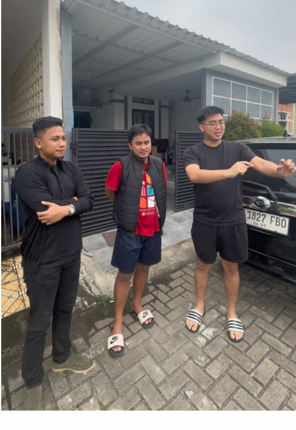 Hari ini kita lunasin rumah editor kita, semoga hidup jauh dari riba aamin. 