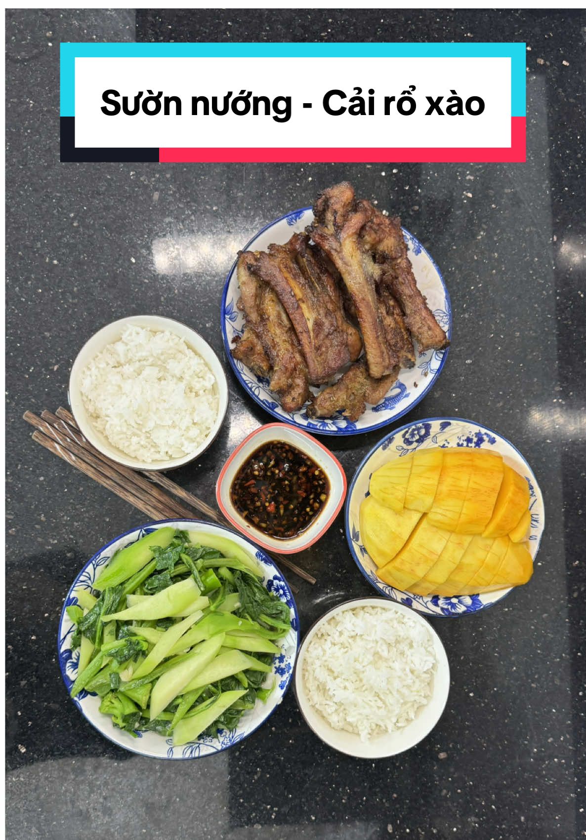 Sườn nướng - cải rổ xào. Em mời mng  #themcomnha #suonnuong #cairoxaotoi #comnha #comnhangonnhat #monngontainha #monngonmoingay #homnayangi #ancungtiktok #xuhuong #xuhuongtiktok #xaykenh #xaykenhtiktok #tiktokaffiliate #trending #viral 