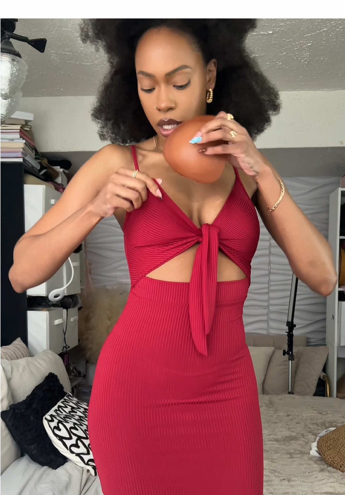 Replying to @Felicia it’s like a padded push-up bra with on straps. They will literally gather you! #snowy #snowyinserts #invisiblebra #stickybra #stickyinserts 