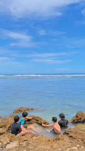 Pantai hidden gem secantik ini ada di Garut✨ 📍Pantai Taman Manalusu